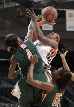 Riquna Williams shoots over Texas-Pan American's Johnondra Patterson (4) Erin Lewis (15). (AP Photo/Alan Diaz)