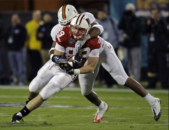 Wisconsin tight end Garrett Graham (89) is tackled by Miami linebacker Darryl Sharpton after a 5-yard pass play during the first half of the Champs...