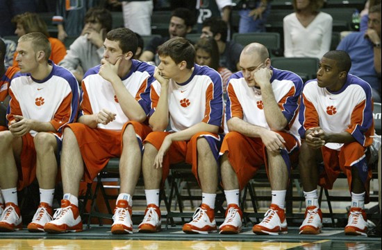 Clemson players sit on the bench during the final seconds. (AP Photo/Wilfredo Lee)
