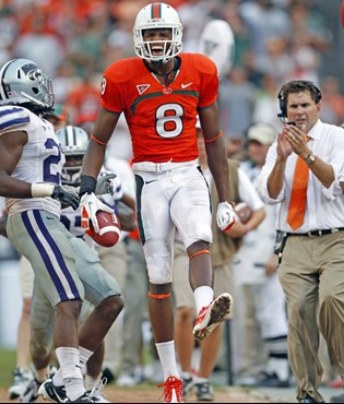 Miami wide receiver Tommy Streeter (8) reacts after a 15-yard reception for a first down. (AP Photo/The Miami Herald, Al Diaz)
