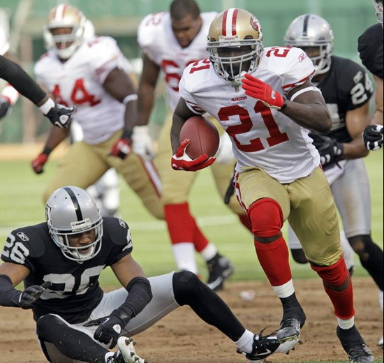 Gore running against the Raiders