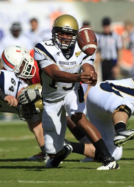 Georgia Tech quarterback Tevin Washington pitches the ball to running back Orwin Smith during first half against Miami. (AP Photo/Wilfredo Lee)
