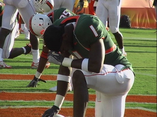 Kenny Phillips says a prayer before kickoff.